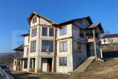 Casă cu 5 camere cu Teren 7100 Mp în Central