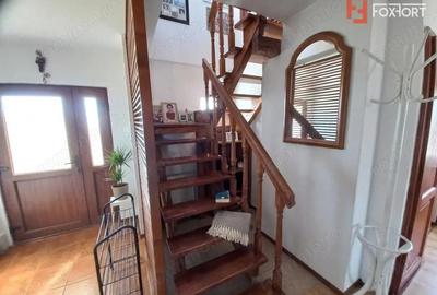 Casă cu 8 camere cu Teren 225 Mp în Ghiroda