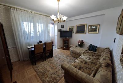 Apartament cu 3 camere semidecomandat în Baba Novac