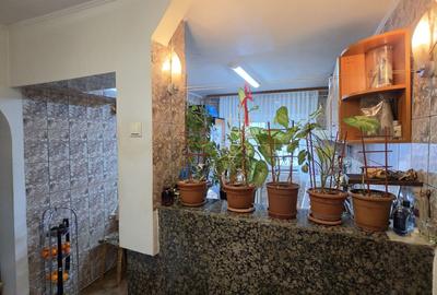 Apartament cu 3 camere decomandat în Roșu
