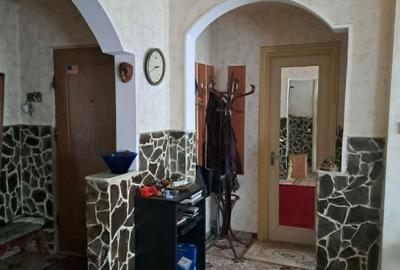 Apartament cu 4 camere decomandat în Coman - 2