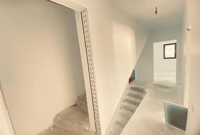 Duplex cu 4 camere si mansarda. Curte 250 mp. Comision 0 - 17