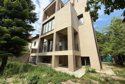Apartament cu 3 camere semidecomandat în Domenii