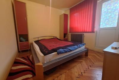 Apartament cu 3 camere decomandat, mobilat în Dacia