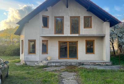 Casă cu 4 camere în Central - 2