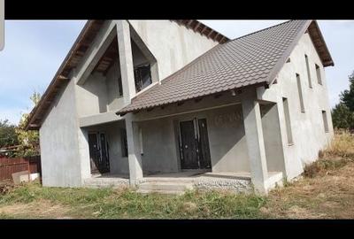 Casă cu 4 camere în Central - 2