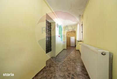 Casă cu 3 camere cu Teren 300 Mp în Schei - 1