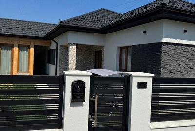 Casă cu 3 camere cu Teren 300 Mp în Central - 1