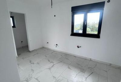 Casă cu Teren 5.5 Mp în Groși - 5