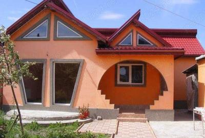 Casă cu 4 camere decomandat cu Teren 1000 Mp în Central - 2