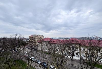 Apartament central cu vedere catre port - La 10 minute de plaja