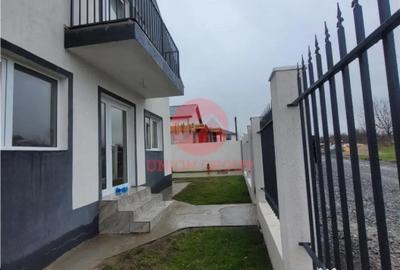 Casă cu 5 camere cu Canalizare în Lumina