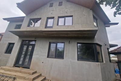 Casă individuală cu 5 camere în Central
