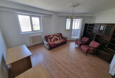 Apartament cu 3 camere decomandat în Trocadero