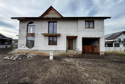 Casa la rosu YTong, de vanzare, cu 4 camere si garaj, zona Micesti