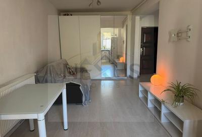 Apartament cu 2 camere semidecomandat, mobilat în Sud