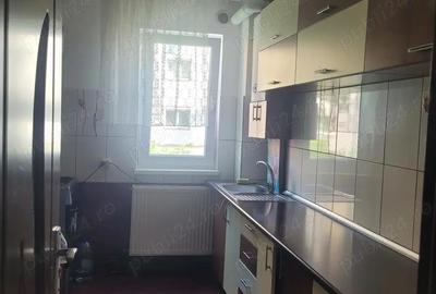 Inchiriez apartament 3 camere,etaj 2 zona calea dumbravii