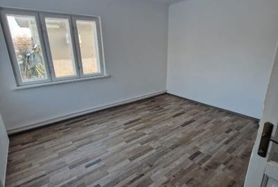 Vanzare casa 3 camere  din caramida presa renovata si teren arabil 1091mp - 4