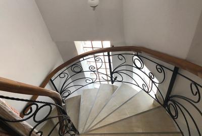 Casă individuală cu 7 camere cu Canalizare în Apărătorii Patriei - 10