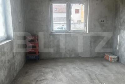 Casă cu 4 camere cu Teren 865 Mp în Păulești