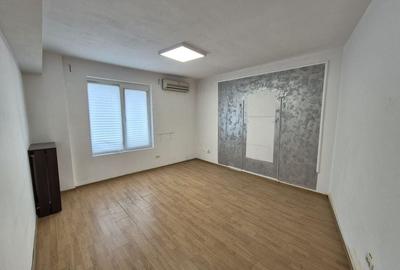 Apartament cu 3 camere decomandat în P-ța Romană