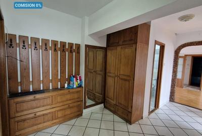 Apartament cu 3 camere semidecomandat în Central - 1