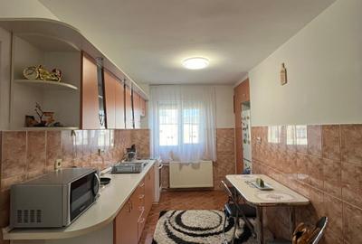 Apartament 3 camere, două băi , etaj4/10, Nufărul , Oradea. - 1