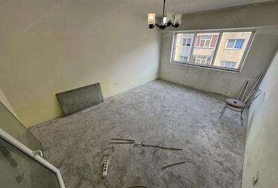 Apartament cu 3 camere decomandat în CET