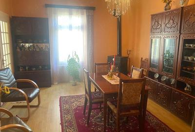 Casă cu 3 camere în Central