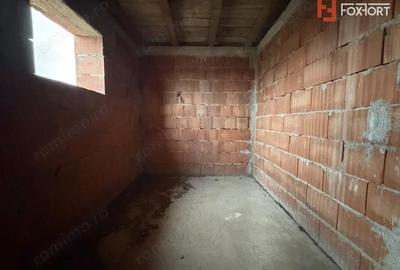 OPORTUNITATE - Casa individuala la rosu, teren de 851 mp in Peciu Nou - 2