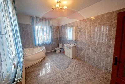 Casă individuală cu 8 camere cu Teren 536 Mp în 1 Mai - 20