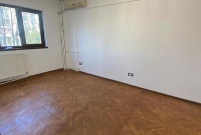 Spațiu comercial, de 50 mp, în Central - 4