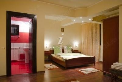 Casă cu 6 camere cu Teren 1500 Mp în Moieciu - 2