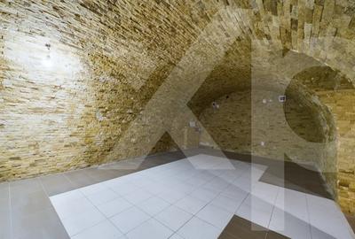 Spațiu comercial, de 130 mp, în Central - 8