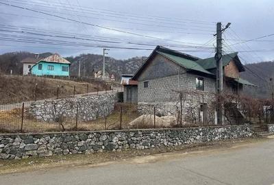 Casă cu Teren 430 Mp în Ponoarele - 1