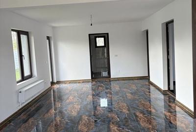 Casă cu 4 camere în Central - 2