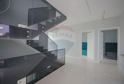 Casă cu 18 camere cu Teren 1859 Mp în Sânmartin - 1