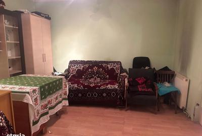 Casă cu 5 camere cu Teren 250 Mp în Andronache - 2