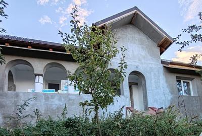 Imobil compus din casa si 1800mp teren in Suburbia Brodoc, judet Vaslui - 1