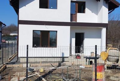 Casă cu 4 camere cu Teren 677 Mp în Bănești - 1