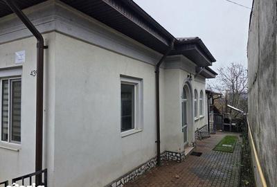 Casă cu 4 camere cu Teren 200 Mp în Central - 1