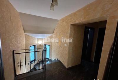 Casă cu 7 camere cu Teren 840 Mp în Central