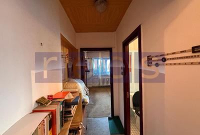 Apartament cu 3 camere decomandat în 1 Mai - 9