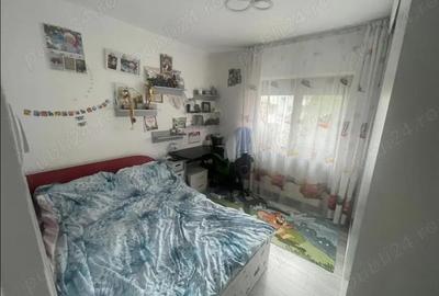 Apartament cu 3 camere semidecomandat în Tineretului