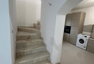 Casă cu 4 camere cu Teren 1090 Mp în Central - 2