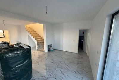 Casă cu 4 camere cu Canalizare în Giroc