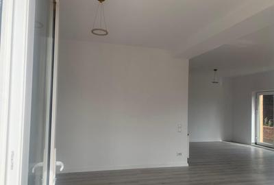 Casă cu 5 camere cu Teren 395 Mp în Malu Mare - 9