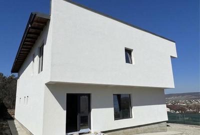 Casă cu 4 camere în Central - 1