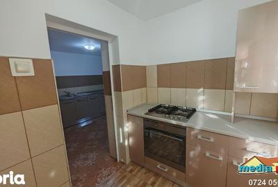 Casă cu 5 camere cu Teren 700 Mp în Piața Centrală - 8