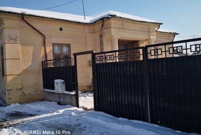 De vanzare (de inchiriat) , in zona centrala, casa cu curte de 1100mp - 3